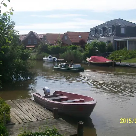 Mit Umfriedetem Garten Und Terrassen Holiday home Krummhoern