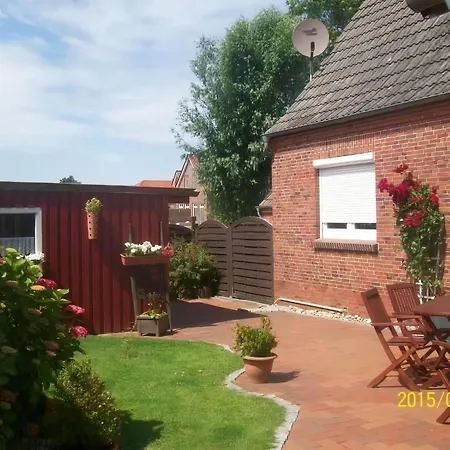 Mit Umfriedetem Garten Und Terrassen Holiday home